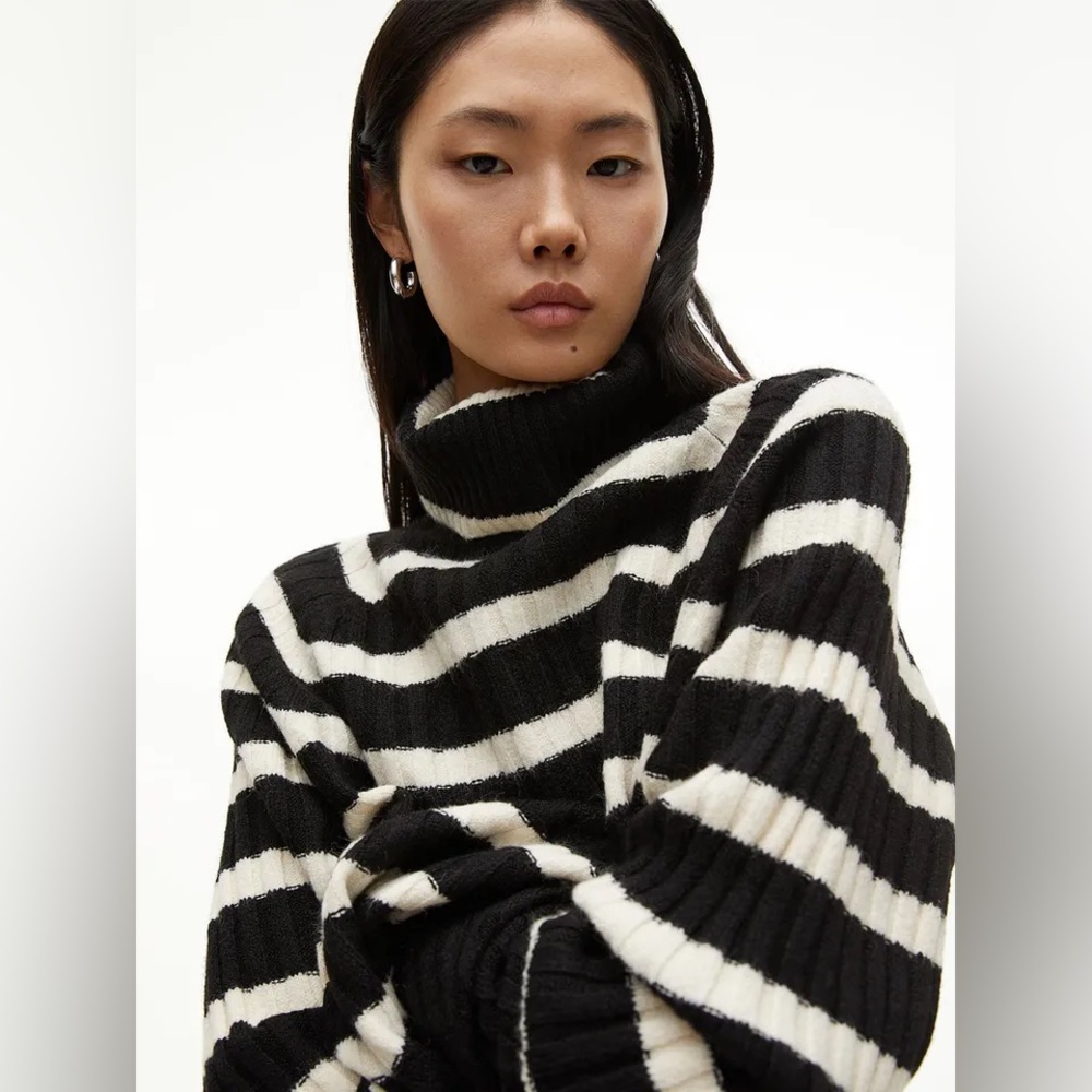 🎁🆓 Rib-knit Polo Neck - Black and White Striped Women's Sweater - M